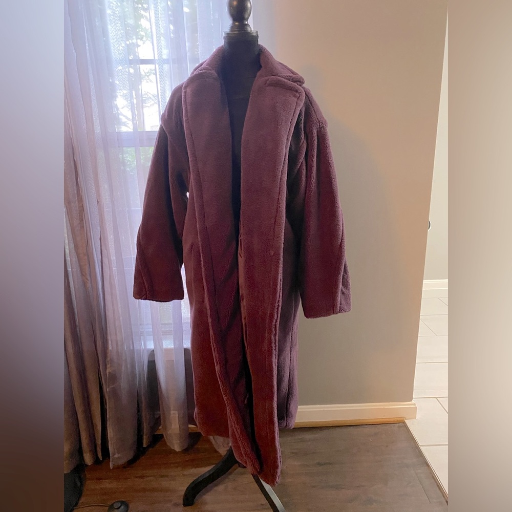 FOREVER21 Coat teddy bear feel. SZ MEDIUM CAN FIT A LARGE